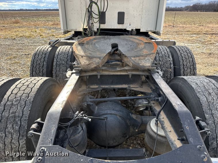 image for item ET4368 2018 Peterbilt 579 semi truck