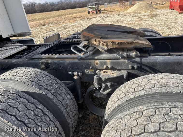 image for item ET4368 2018 Peterbilt 579 semi truck