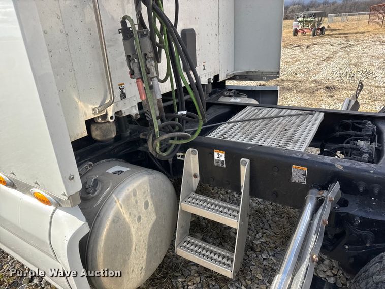 image for item ET4368 2018 Peterbilt 579 semi truck