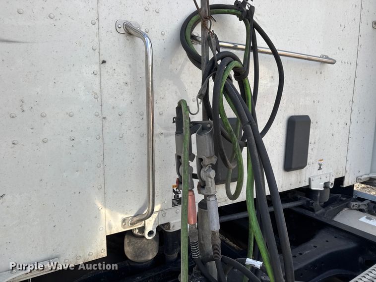 image for item ET4368 2018 Peterbilt 579 semi truck