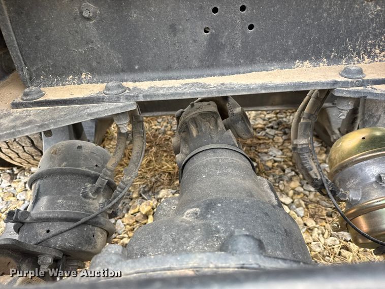 image for item ET4368 2018 Peterbilt 579 semi truck