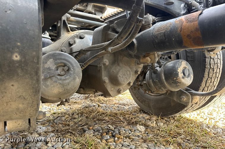 image for item ET4368 2018 Peterbilt 579 semi truck