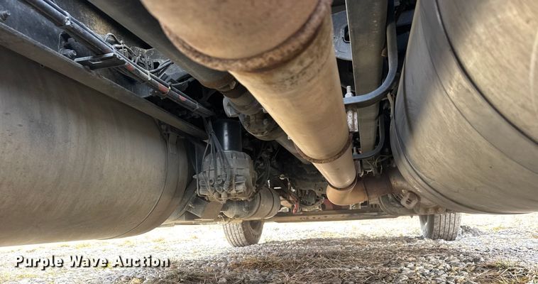 image for item ET4368 2018 Peterbilt 579 semi truck