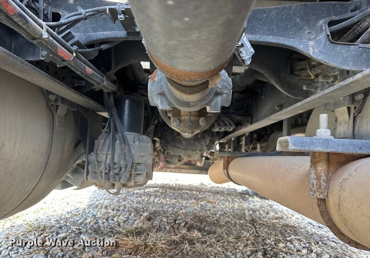 image for item ET4368 2018 Peterbilt 579 semi truck