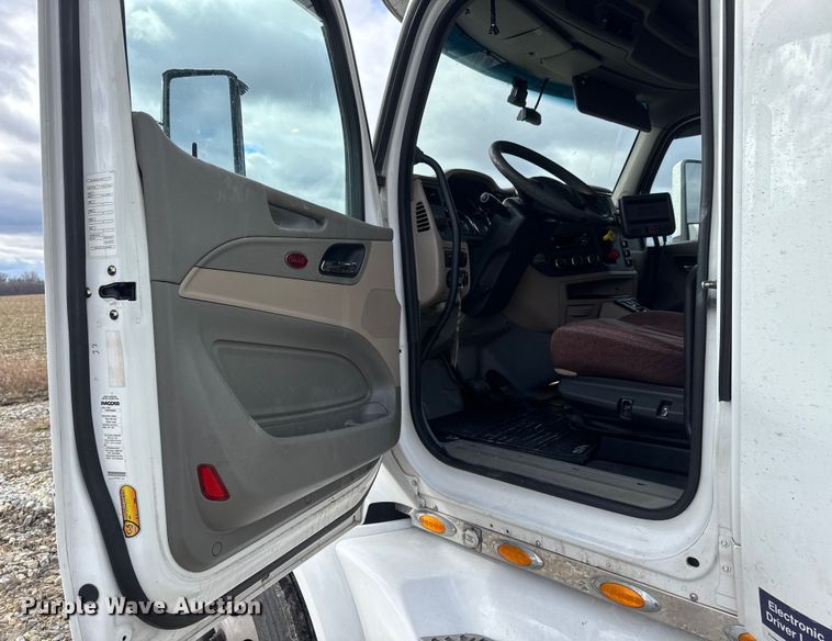 image for item ET4368 2018 Peterbilt 579 semi truck
