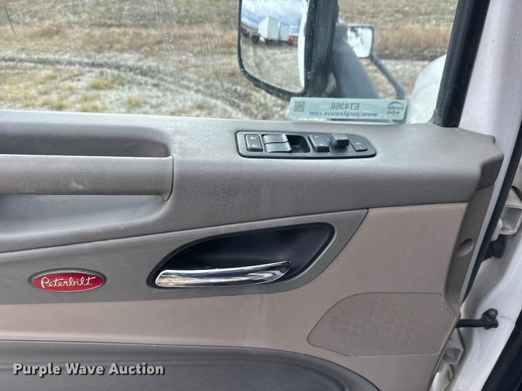 image for item ET4368 2018 Peterbilt 579 semi truck