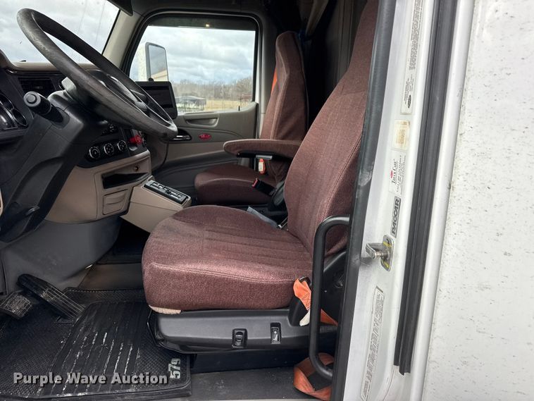 image for item ET4368 2018 Peterbilt 579 semi truck