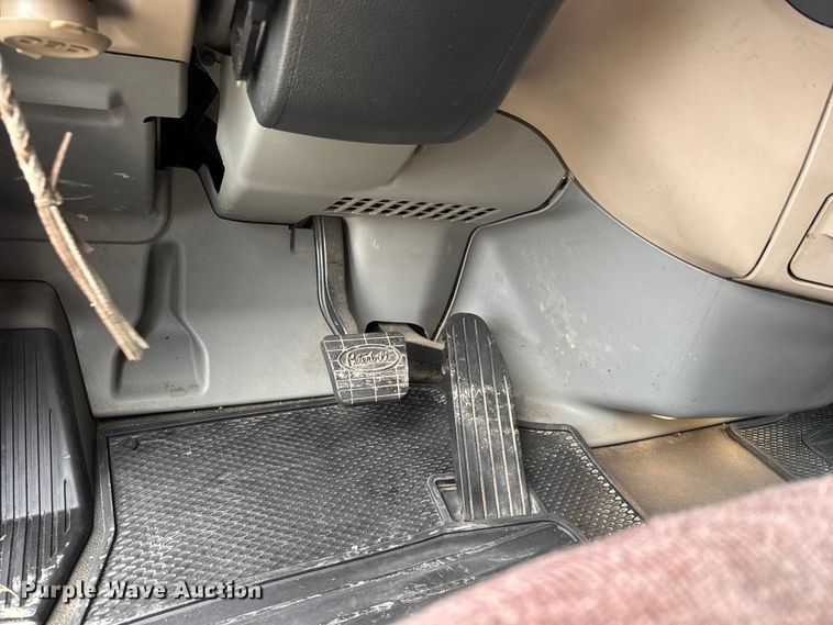 image for item ET4368 2018 Peterbilt 579 semi truck