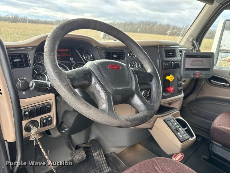 image for item ET4368 2018 Peterbilt 579 semi truck