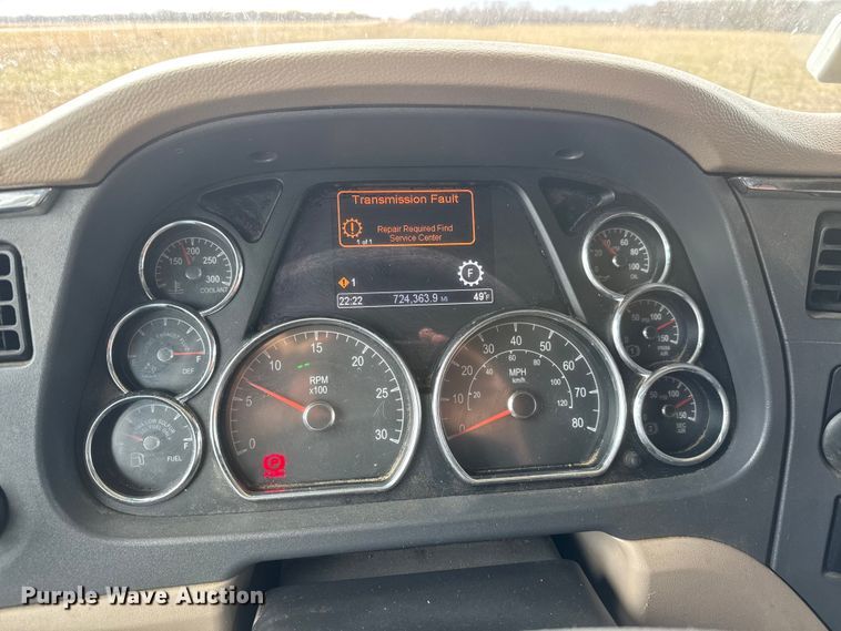 image for item ET4368 2018 Peterbilt 579 semi truck