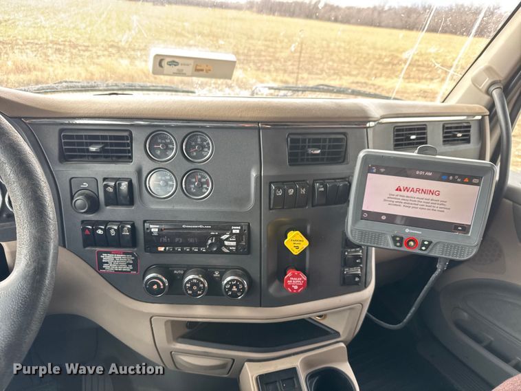 image for item ET4368 2018 Peterbilt 579 semi truck