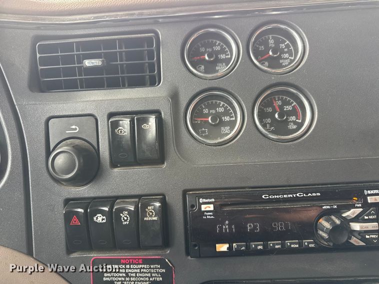 image for item ET4368 2018 Peterbilt 579 semi truck