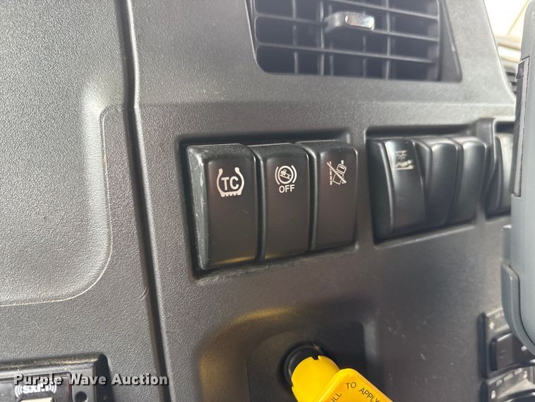 image for item ET4368 2018 Peterbilt 579 semi truck