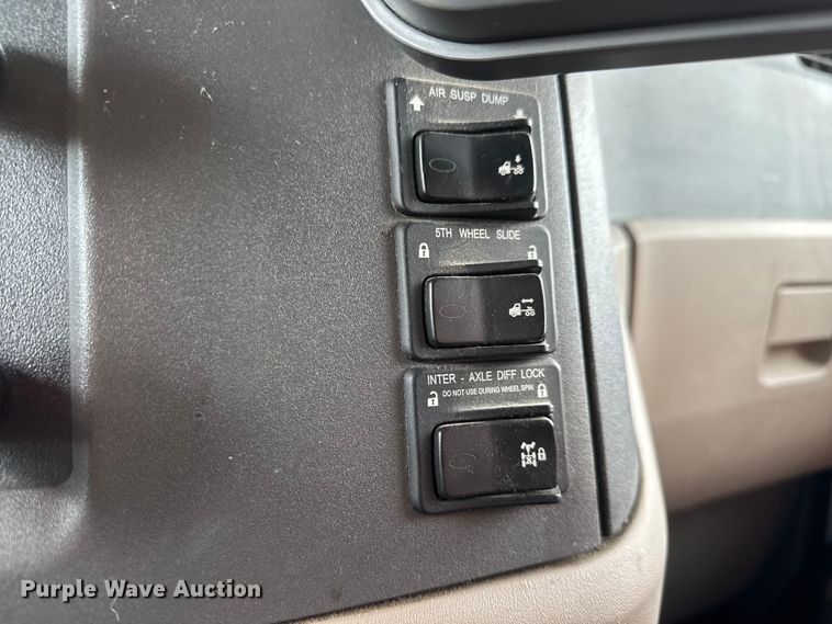 image for item ET4368 2018 Peterbilt 579 semi truck