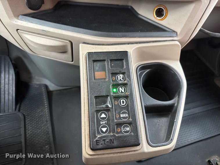 image for item ET4368 2018 Peterbilt 579 semi truck