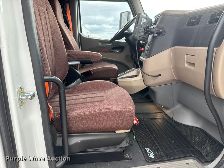 image for item ET4368 2018 Peterbilt 579 semi truck