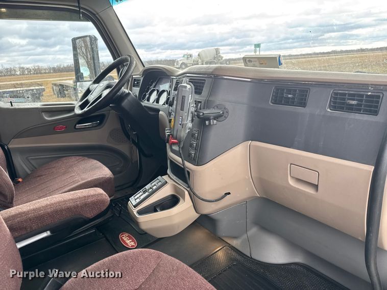 image for item ET4368 2018 Peterbilt 579 semi truck