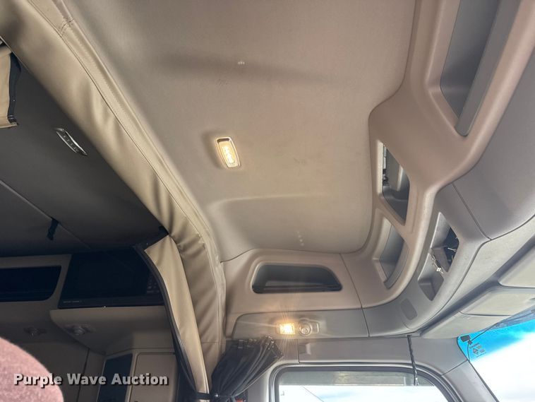 image for item ET4368 2018 Peterbilt 579 semi truck