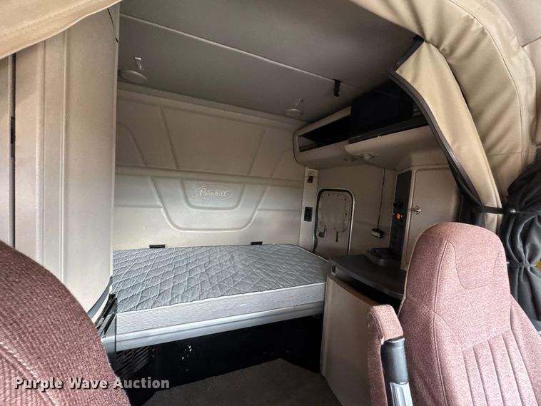 image for item ET4368 2018 Peterbilt 579 semi truck