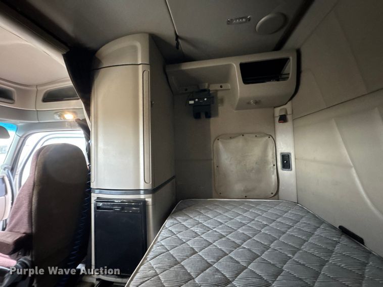 image for item ET4368 2018 Peterbilt 579 semi truck