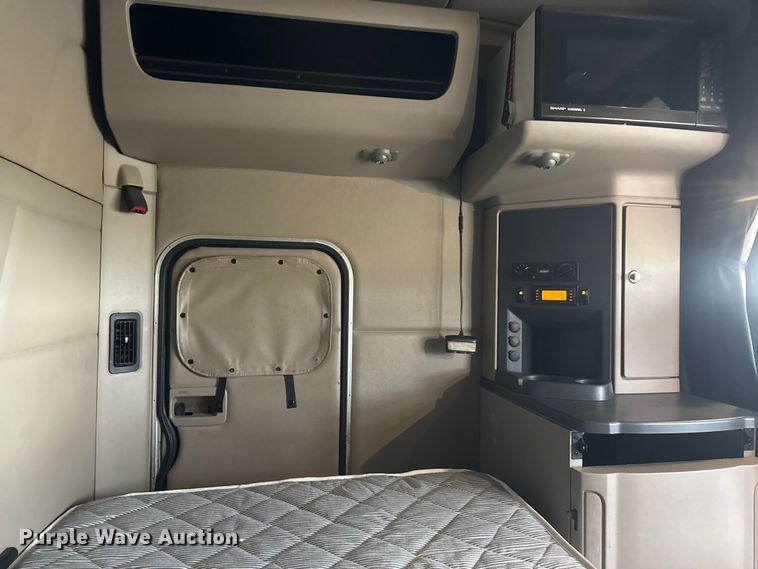 image for item ET4368 2018 Peterbilt 579 semi truck