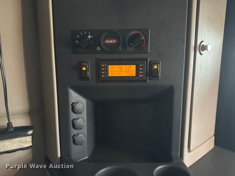 image for item ET4368 2018 Peterbilt 579 semi truck