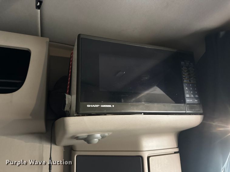 image for item ET4368 2018 Peterbilt 579 semi truck