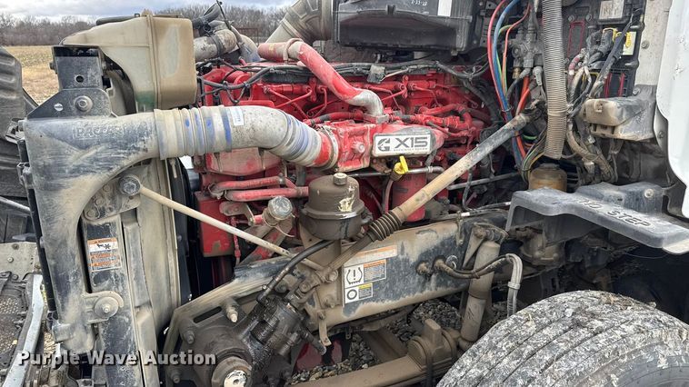 image for item ET4368 2018 Peterbilt 579 semi truck