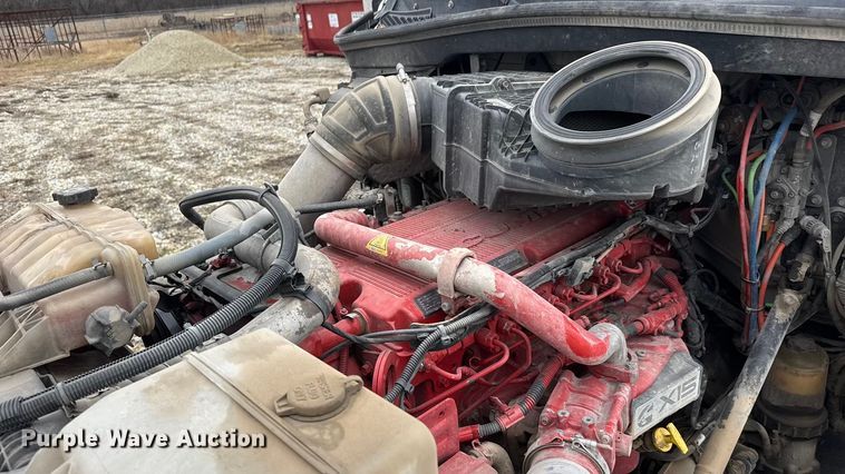 image for item ET4368 2018 Peterbilt 579 semi truck