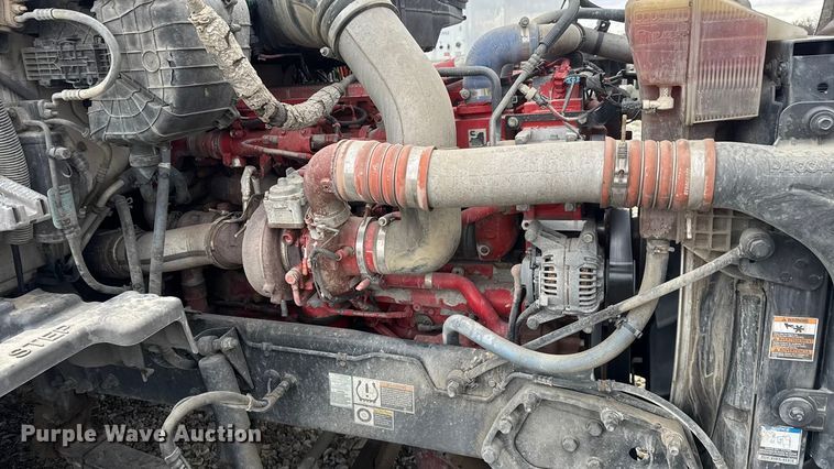 image for item ET4368 2018 Peterbilt 579 semi truck