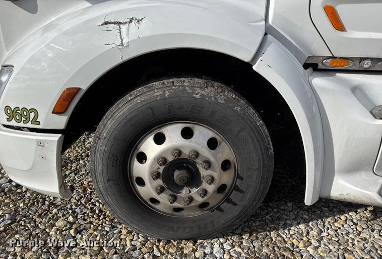 image for item ET4368 2018 Peterbilt 579 semi truck