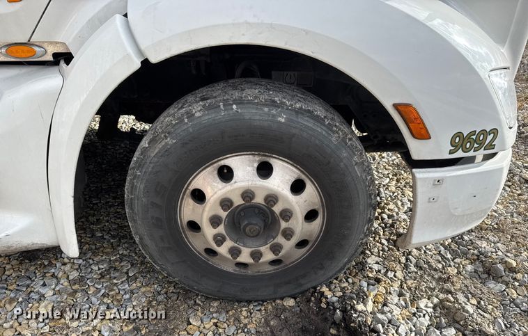 image for item ET4368 2018 Peterbilt 579 semi truck