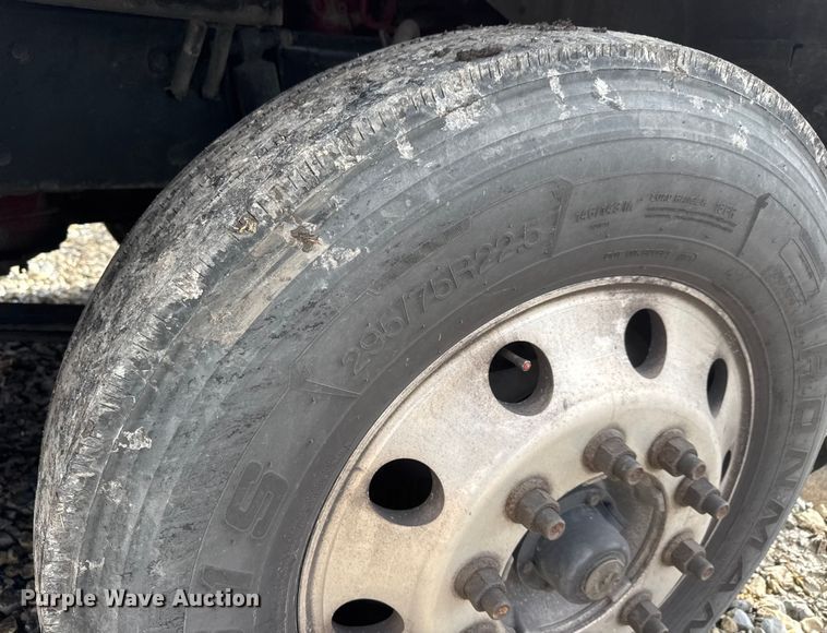 image for item ET4368 2018 Peterbilt 579 semi truck