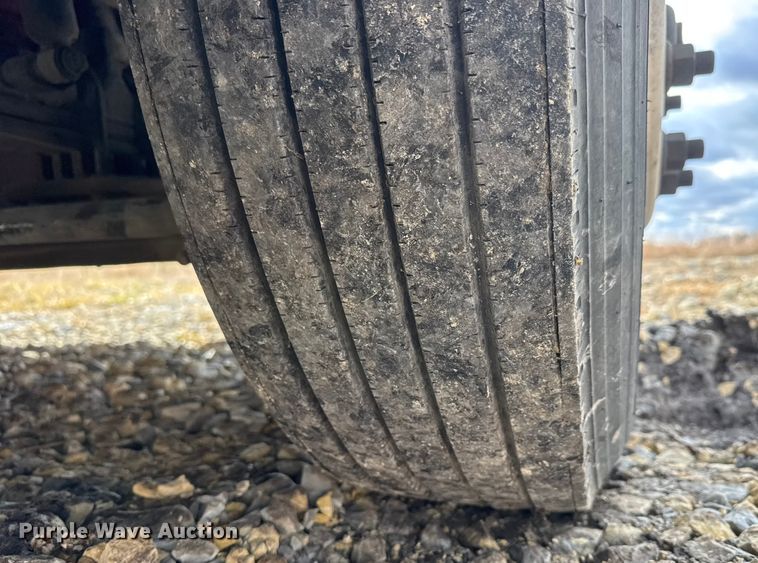 image for item ET4368 2018 Peterbilt 579 semi truck