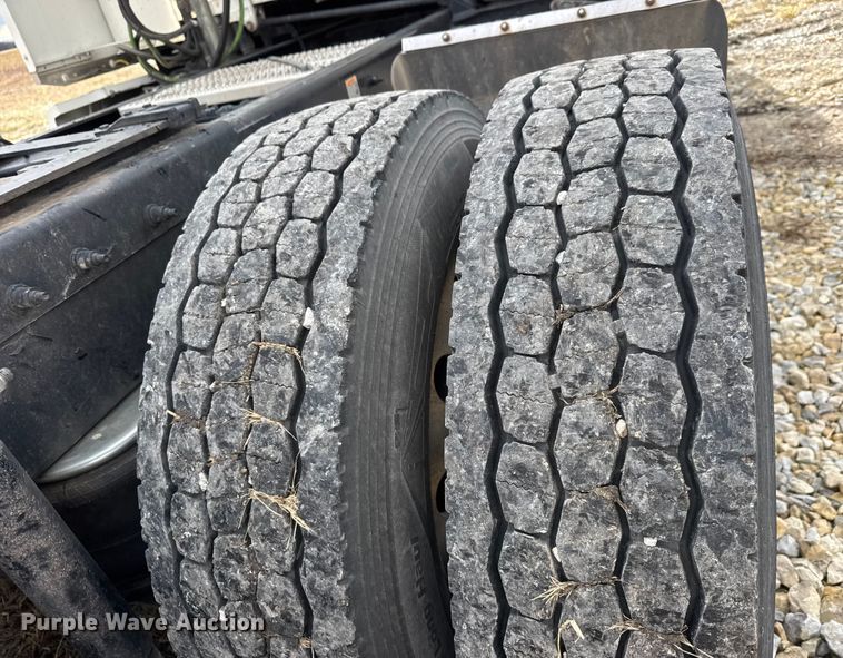 image for item ET4368 2018 Peterbilt 579 semi truck