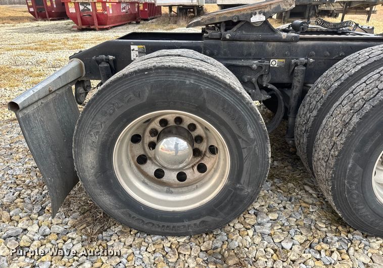 image for item ET4368 2018 Peterbilt 579 semi truck