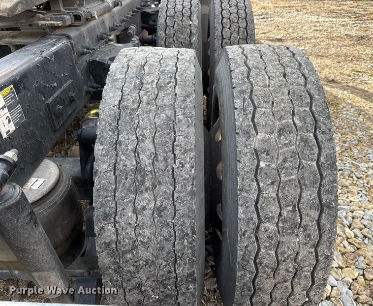 image for item ET4368 2018 Peterbilt 579 semi truck