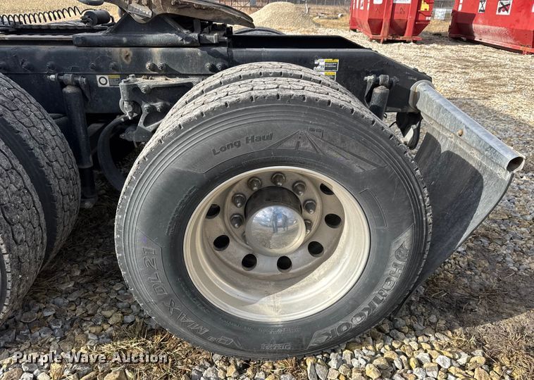 image for item ET4368 2018 Peterbilt 579 semi truck