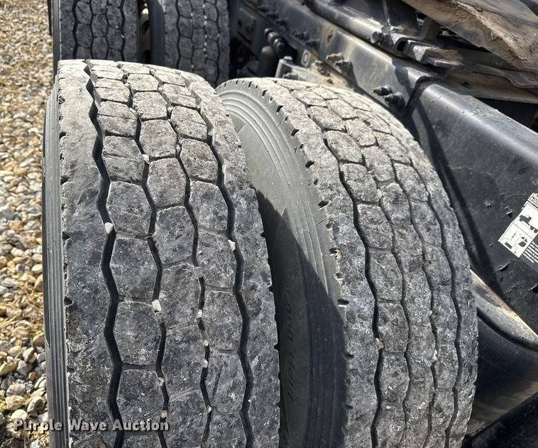 image for item ET4368 2018 Peterbilt 579 semi truck