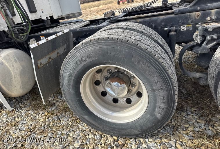 image for item ET4368 2018 Peterbilt 579 semi truck