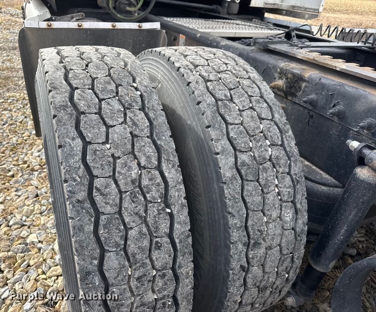 image for item ET4368 2018 Peterbilt 579 semi truck