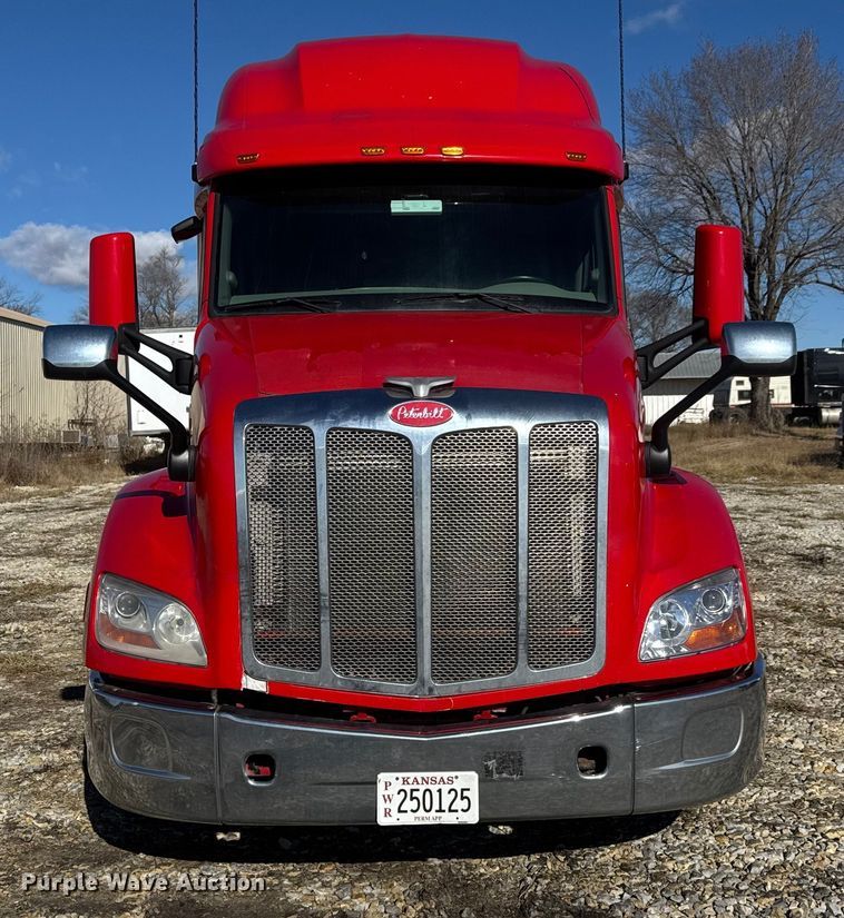image for item ET4369 2020 Peterbilt 579 semi truck