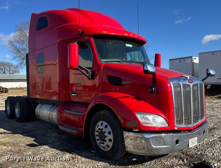 image for item ET4369 2020 Peterbilt 579 semi truck