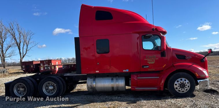 image for item ET4369 2020 Peterbilt 579 semi truck