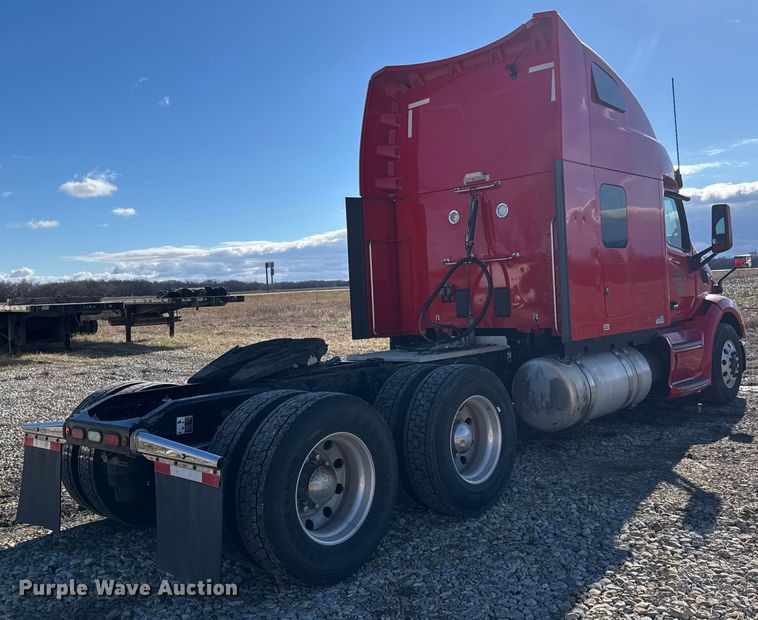 image for item ET4369 2020 Peterbilt 579 semi truck