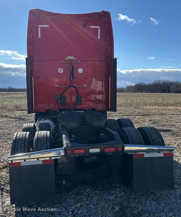 image for item ET4369 2020 Peterbilt 579 semi truck