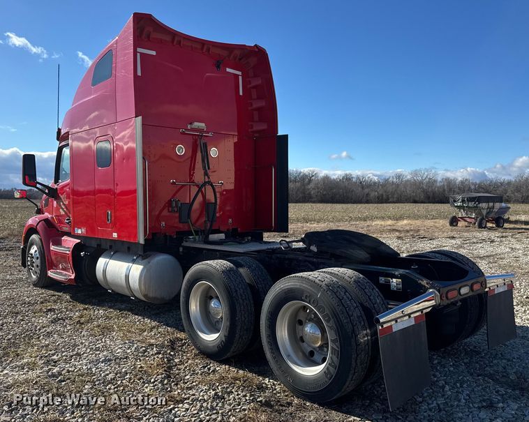 image for item ET4369 2020 Peterbilt 579 semi truck