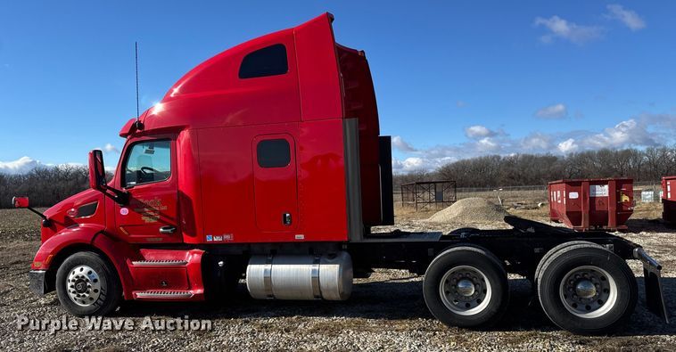 image for item ET4369 2020 Peterbilt 579 semi truck