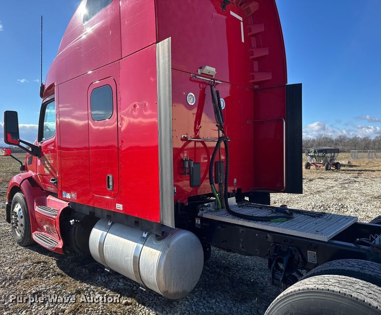 image for item ET4369 2020 Peterbilt 579 semi truck
