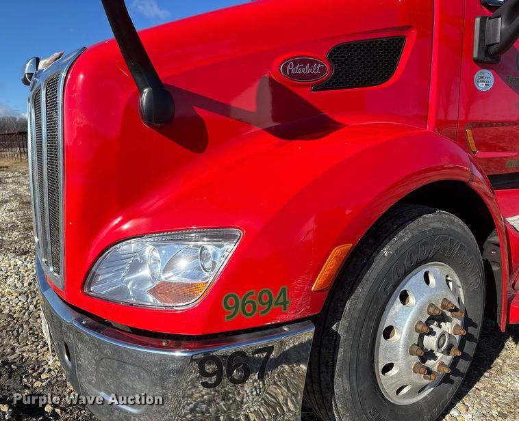 image for item ET4369 2020 Peterbilt 579 semi truck
